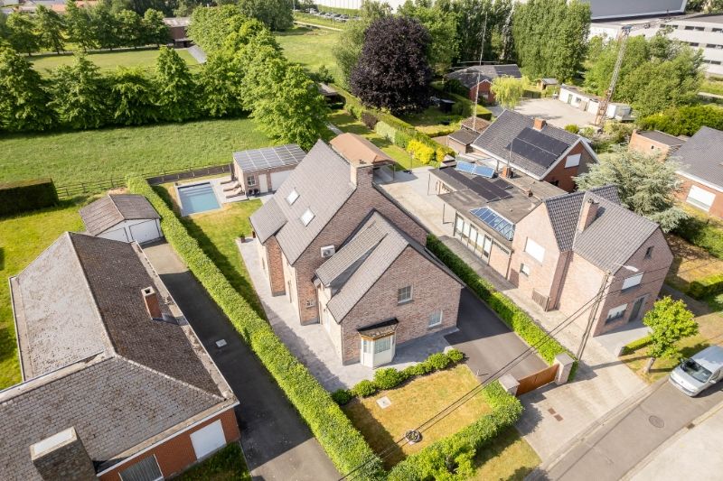 Charmante villa met zwembad, 5 slaapkamers in een rustige buurt! foto {{pictureIndex}}