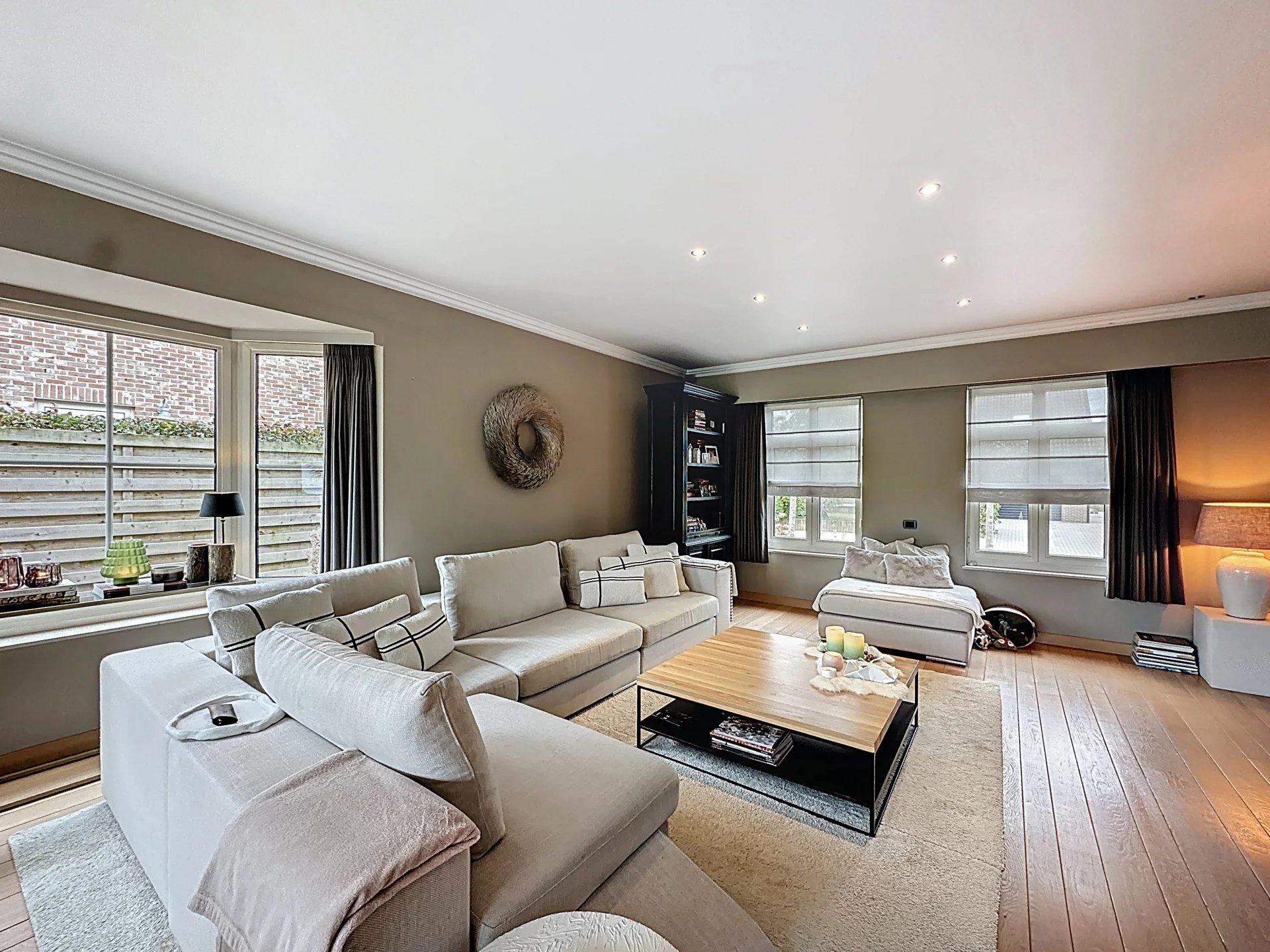 Prachtige landelijke gelegen vrijstaande woning uit 2001, gelegen op een perceel van 16a 43ca. Deze woning biedt comfort, ruimte en privacy met hoogwaardige afwerking en moderne gemakken. foto 6