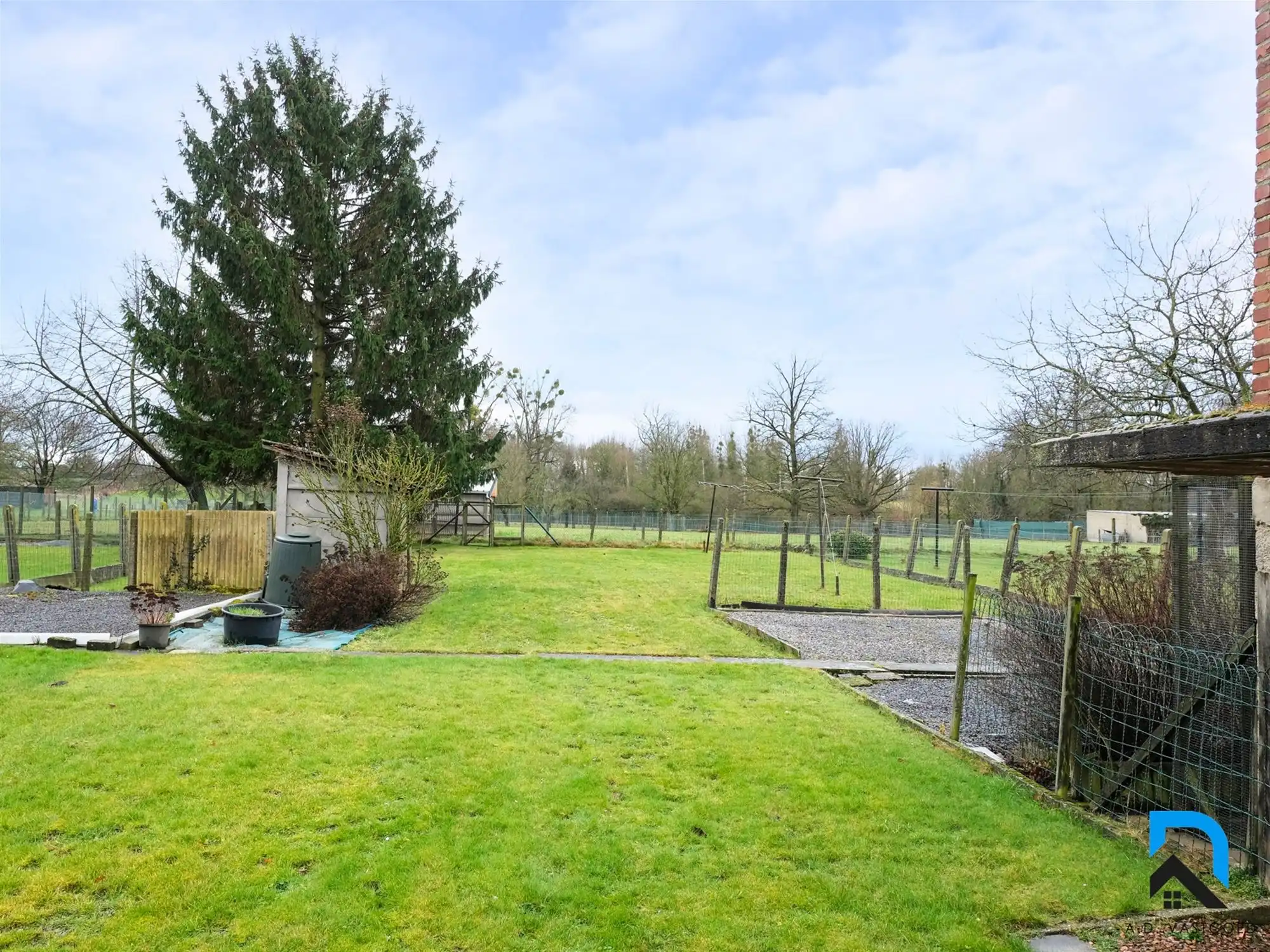 Mooie woning met grote tuin foto 2