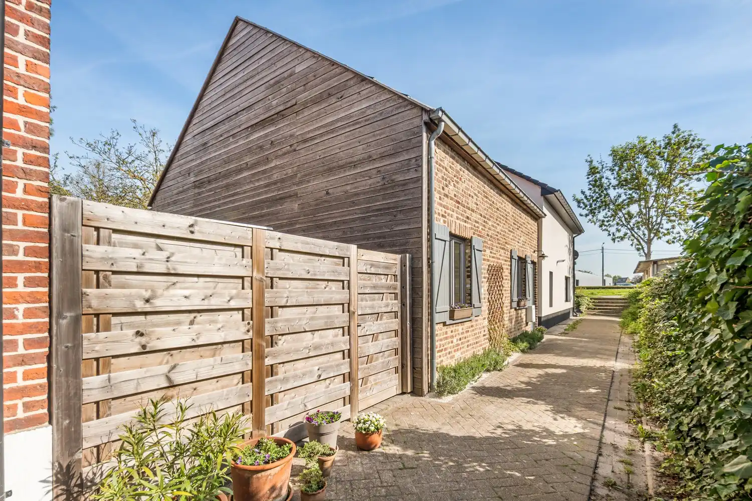 Rustig gelegen en halfopen woning met 3/4 slaapkamers en een tuin nabij de Vaart te Herent! foto {{pictureIndex}}