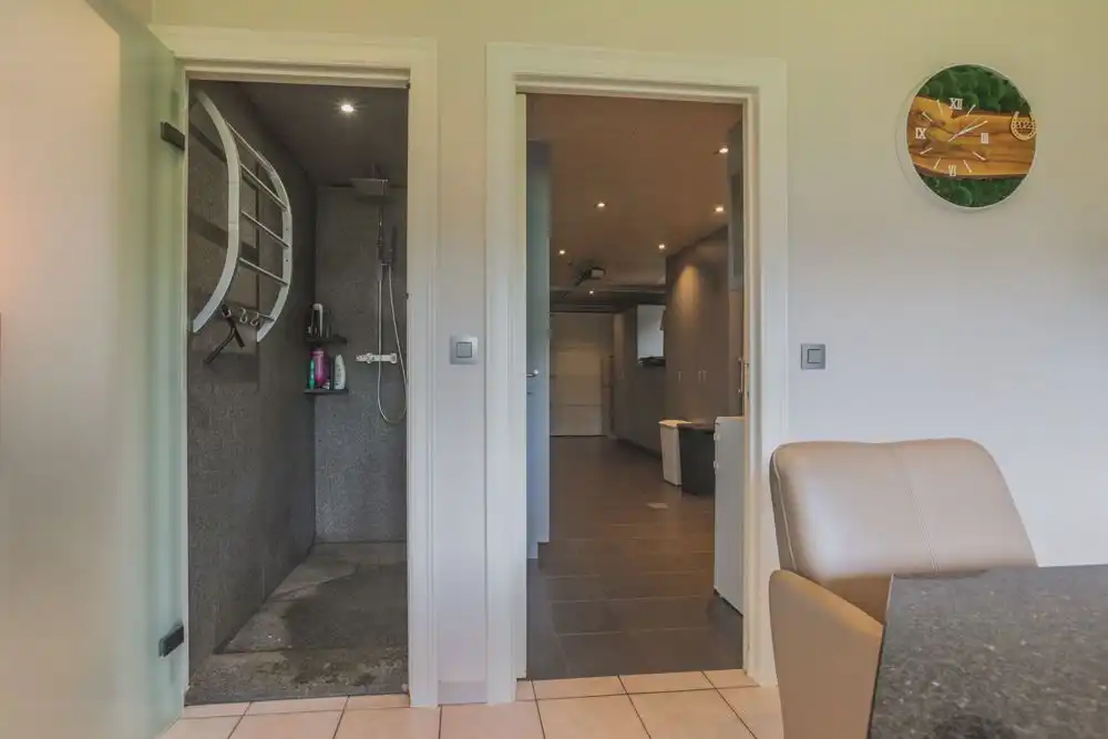Ruime halfopen woning met garage, carport en tuin foto 10