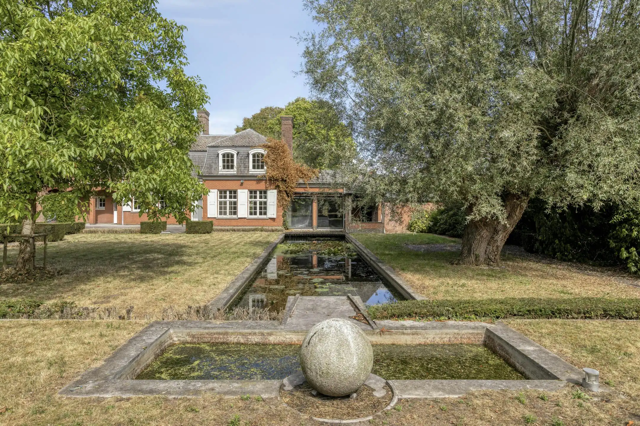 Hoofdfoto van de publicatie: Unieke villa te koop in Zwevezele met prachtige tuin