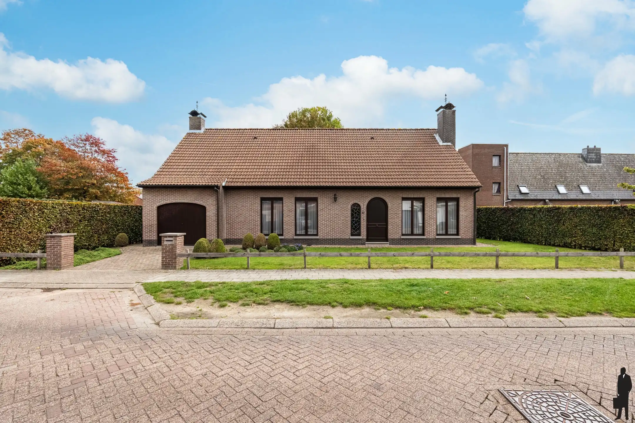 Vrijstaande woning met garage, bijgebouw en ruime zolder foto {{pictureIndex}}