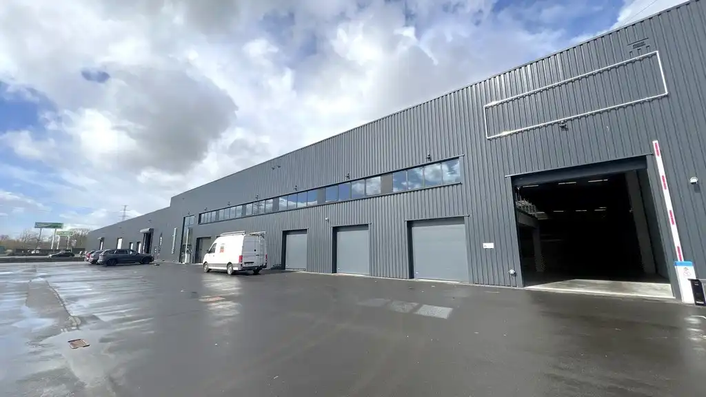 Loods met buitenopslag te huur vlakbij afrit E17 in Sint-Niklaas foto 2