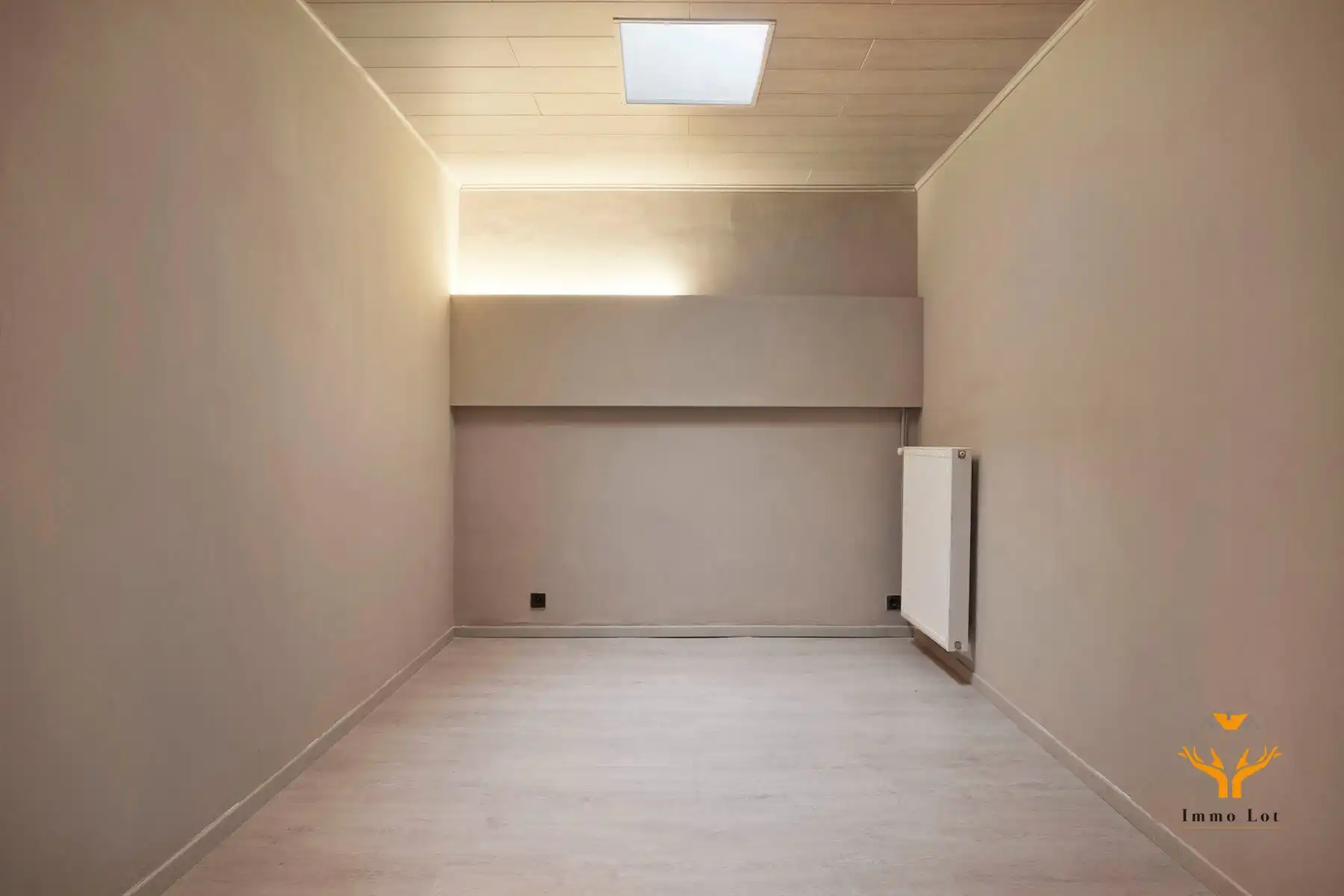 Handelsruimte met grote vitrine aan het Donkmeer  foto 11