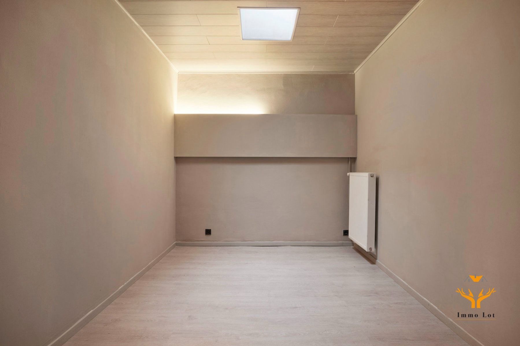 Handelsruimte met grote vitrine aan het Donkmeer  foto 11