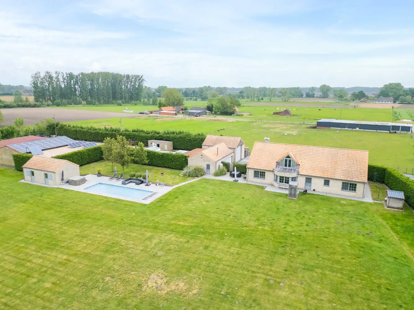 Uitzonderlijke villa-landhuis met bijgebouwen op een prachtig domein. foto 2