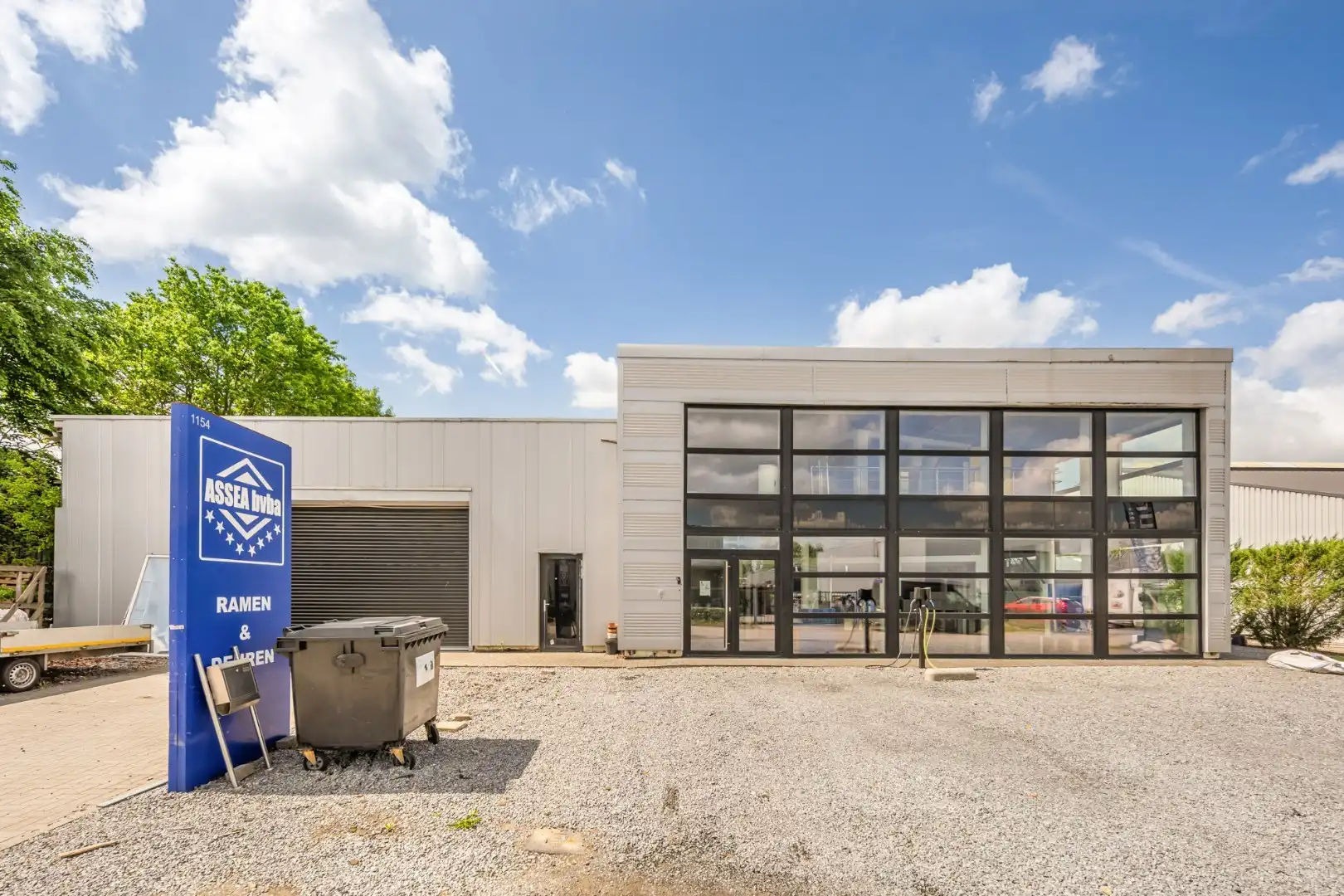 Bedrijfsgebouw met toonzaal, kantoren, magazijn en woonst - groot 700m²  foto 34