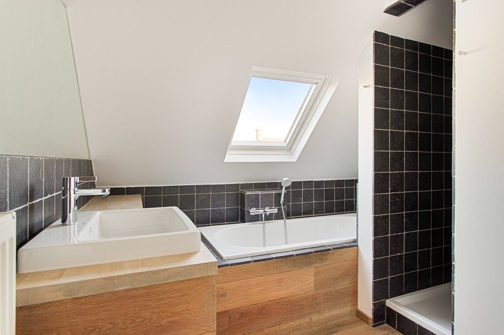 POPERINGE: Unieke woning met een perfecte balans tussen privéleven en professionele ambities - volledig gerenoveerd en instapklaar - met terrasje en dubbele garage op 111m² grondopp. foto 12