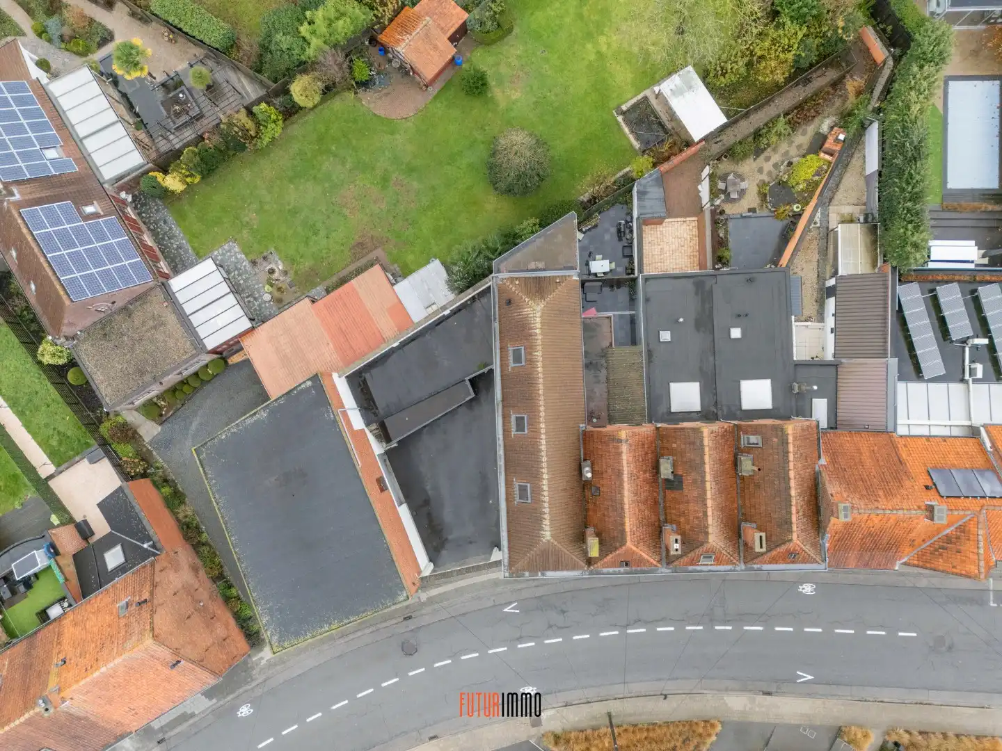 Half open woning met garage foto 22