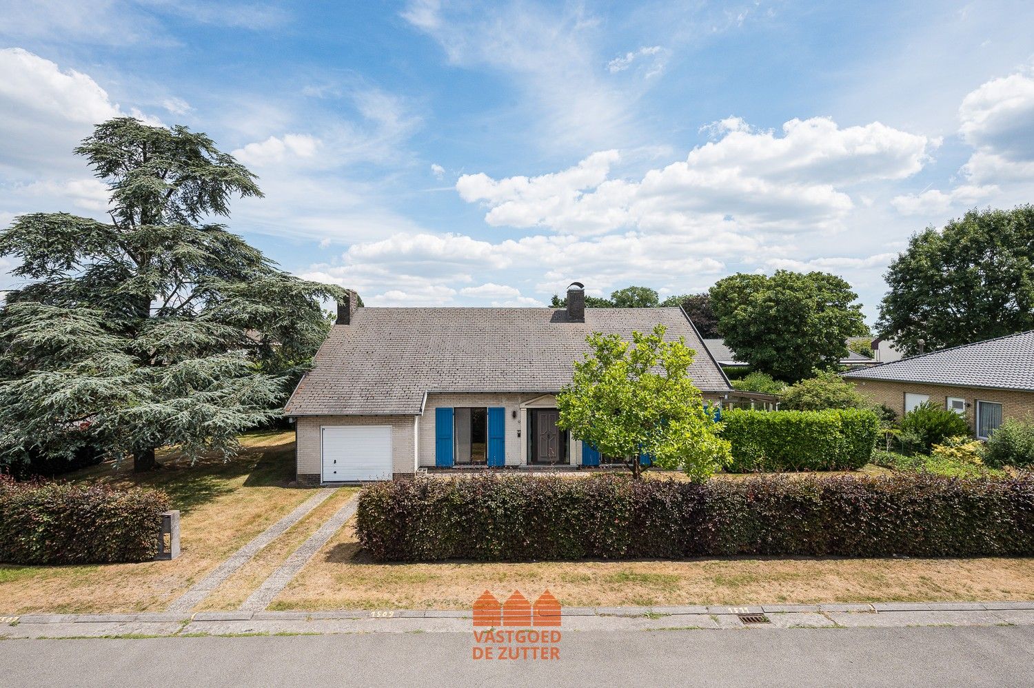 Lichtrijke bungalow met zonnige tuin en garage foto {{pictureIndex}}