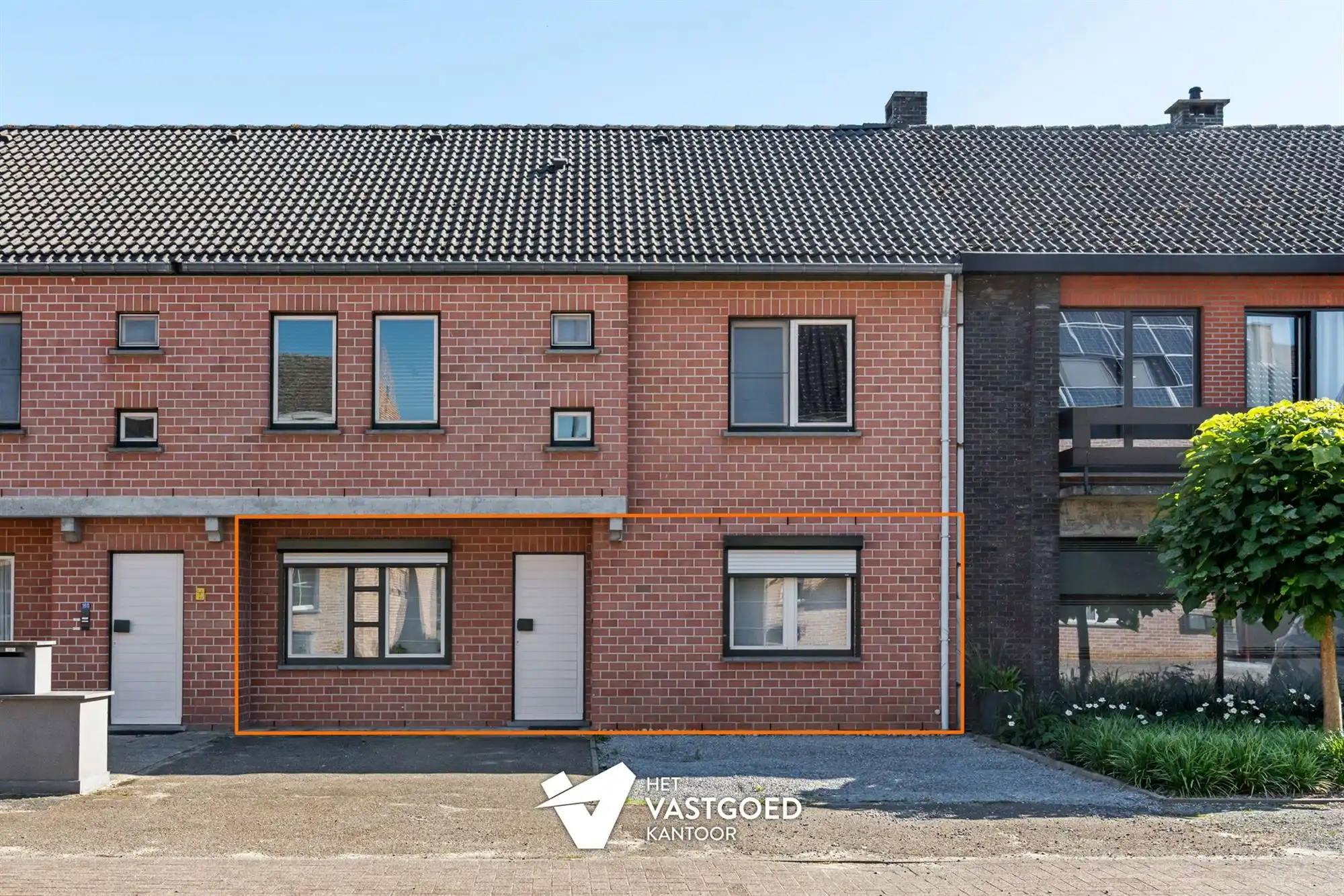 GELIJKVLOERS APPARTEMENT MET STAANPLAATS EN AFGESLOTEN GARAGE TE BERINGEN foto 2