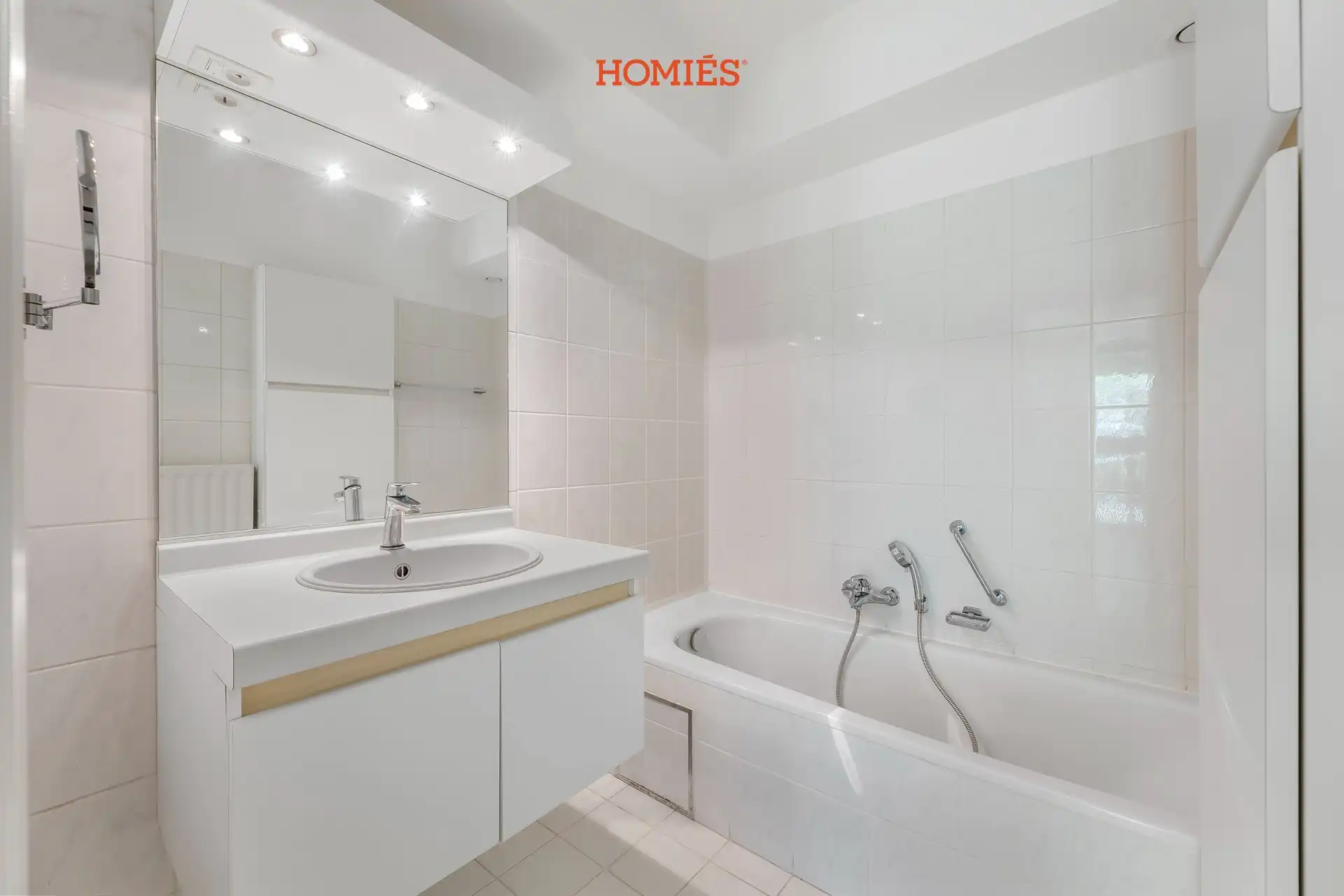 Ruim gelijkvloersappartement met zonnige privatieve tuin en veel privacy foto 7