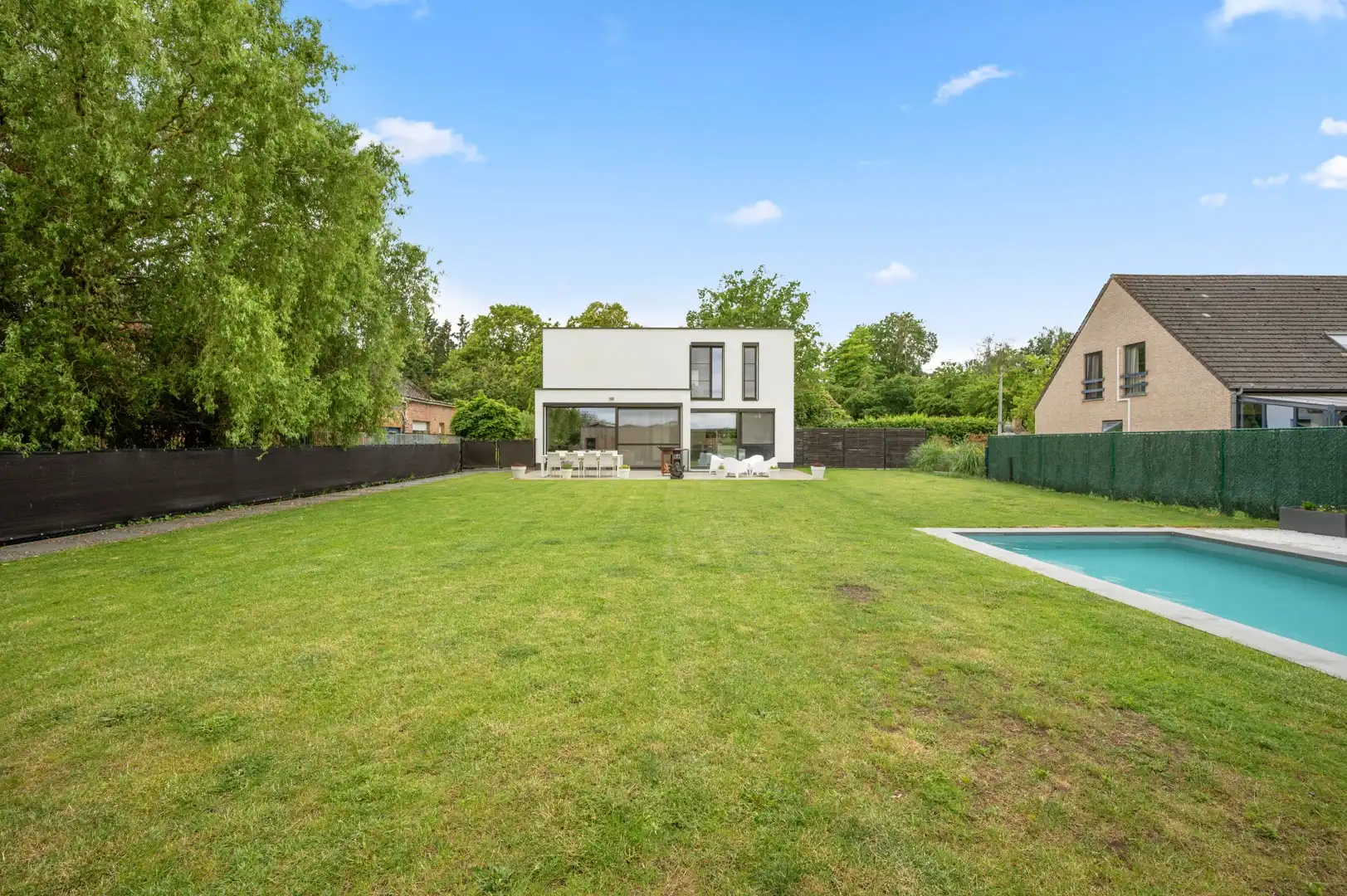 Moderne villa in een rustige en groene omgeving foto {{pictureIndex}}