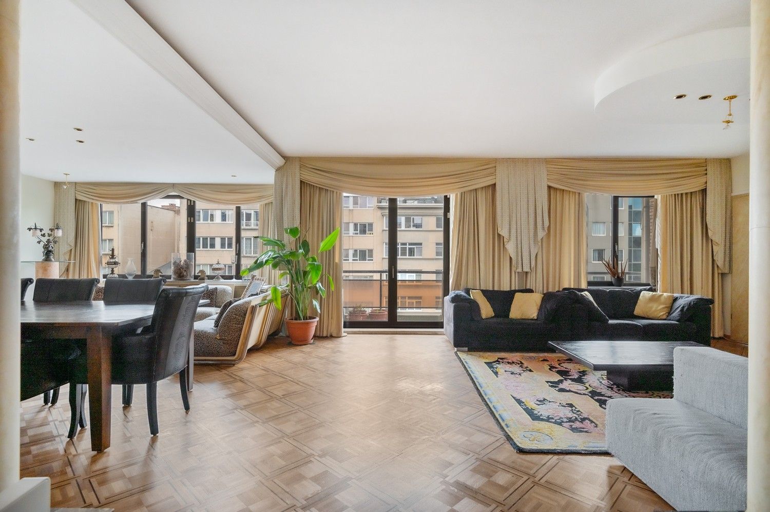 Riant appartement van maar liefst 280 m² en 2 terrassen foto 3