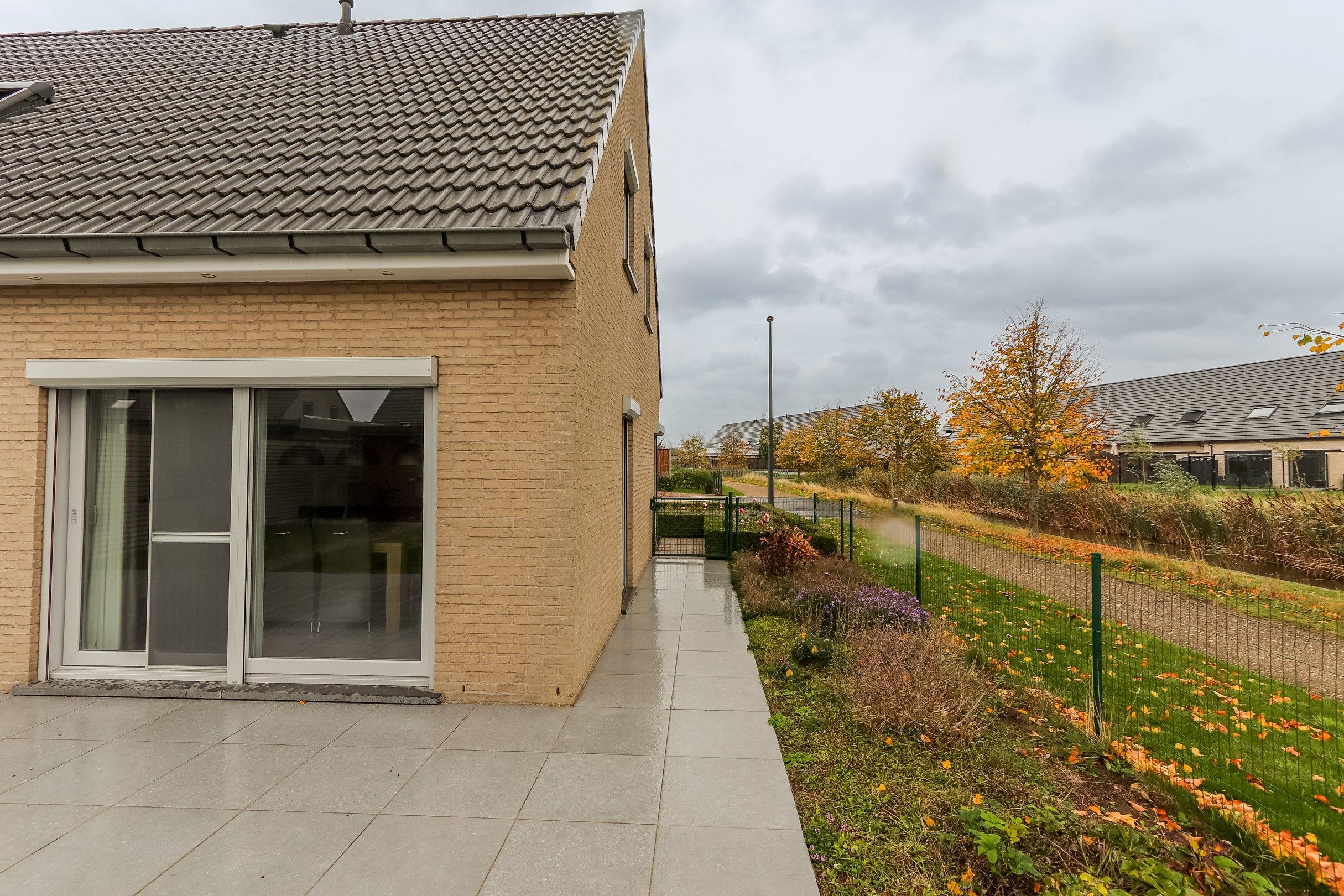 RECENTE GEZINSWONING MET TUIN EN GARAGE foto 24