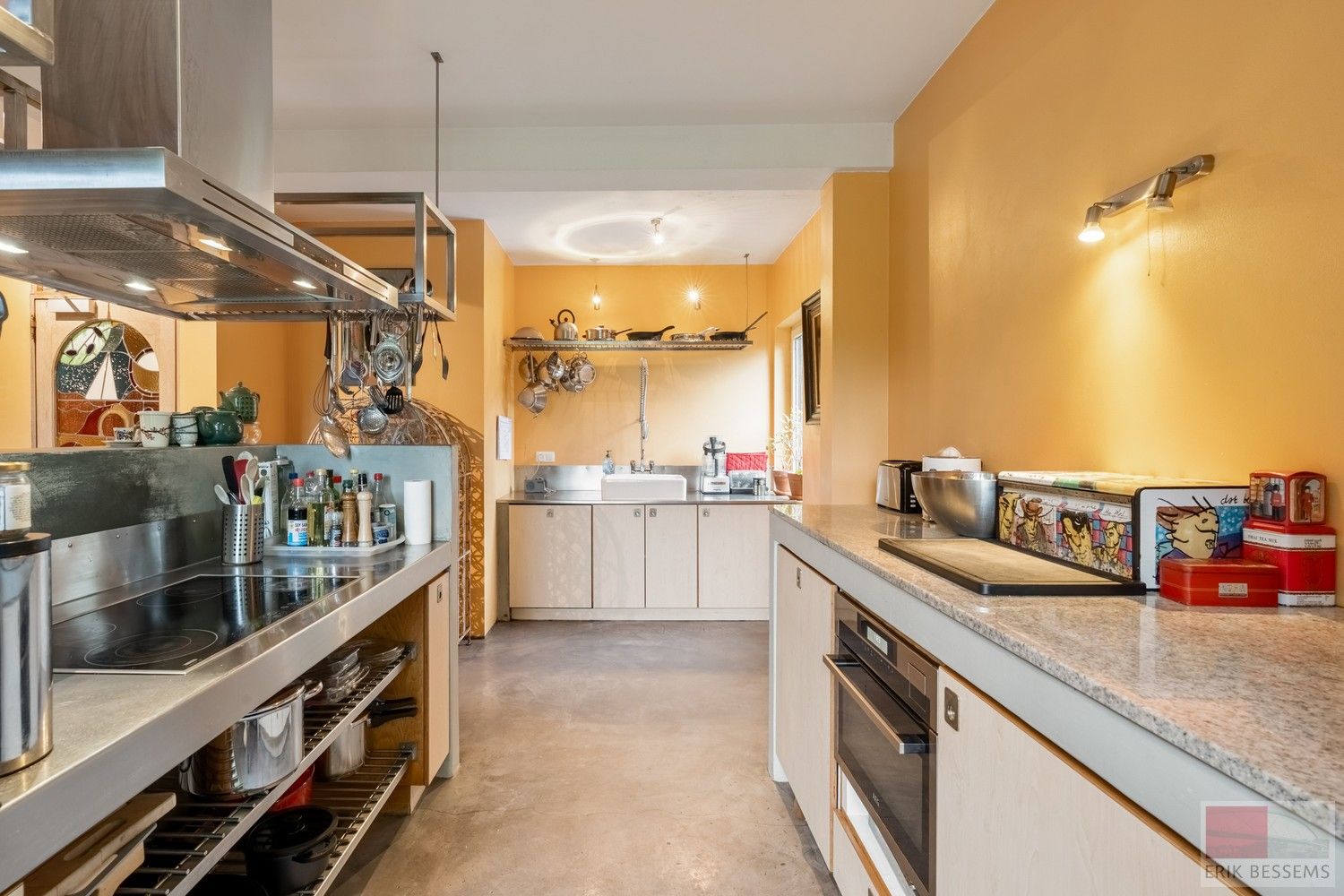 Karaktervolle woning uit 1980 bevindt zich op een perceel van maar liefst 1.399 m² en biedt een bewoonbare oppervlakte van 278 m² foto 11