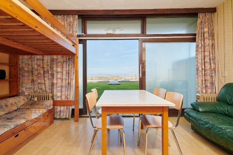 Hoofdfoto van de publicatie: STUDIO OP HET GELIJKVLOERS OP ENKELE PASSEN VAN HET STRAND