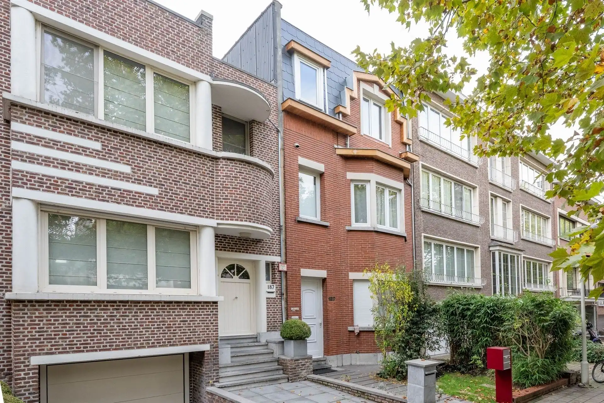 Appartementsgebouw foto {{pictureIndex}}