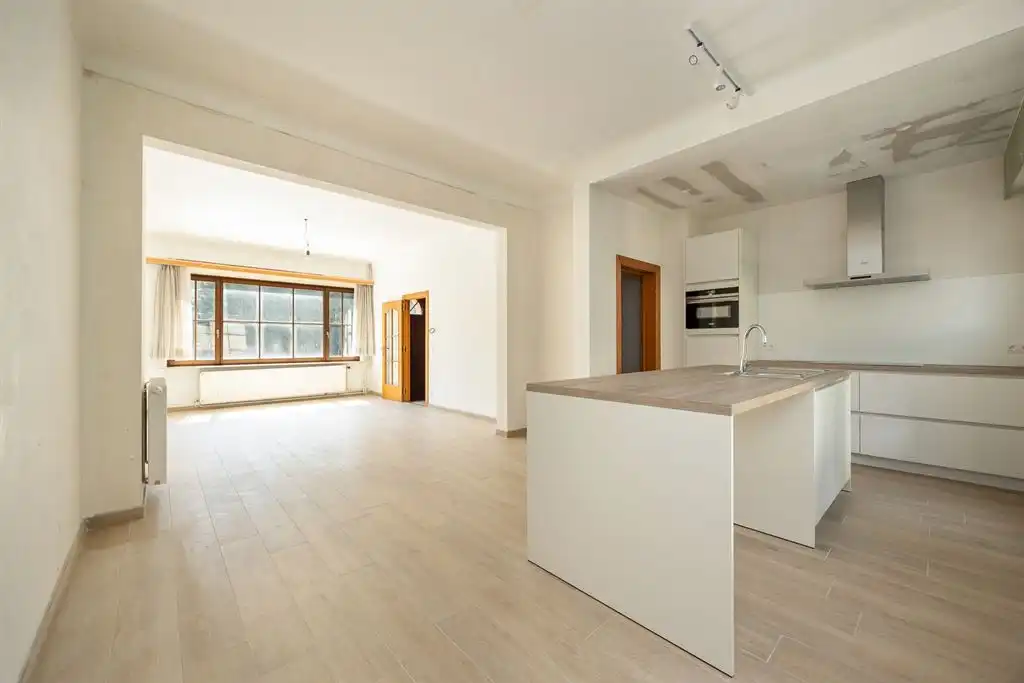 Hoofdfoto van de publicatie: Instapklare gezinswoning met 3 slpk, XL-garage en tuin