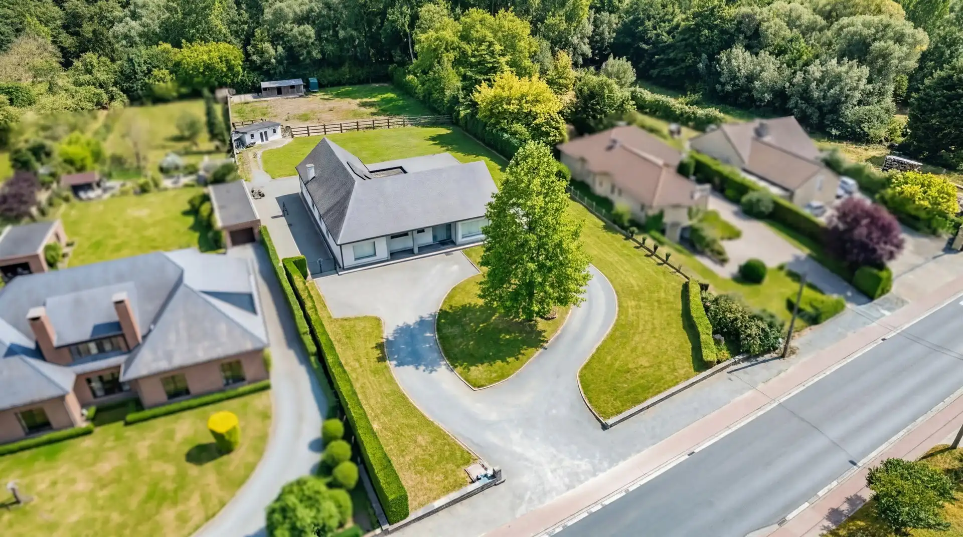Sublieme villa op een uniek domein van ca. 50 are foto {{pictureIndex}}