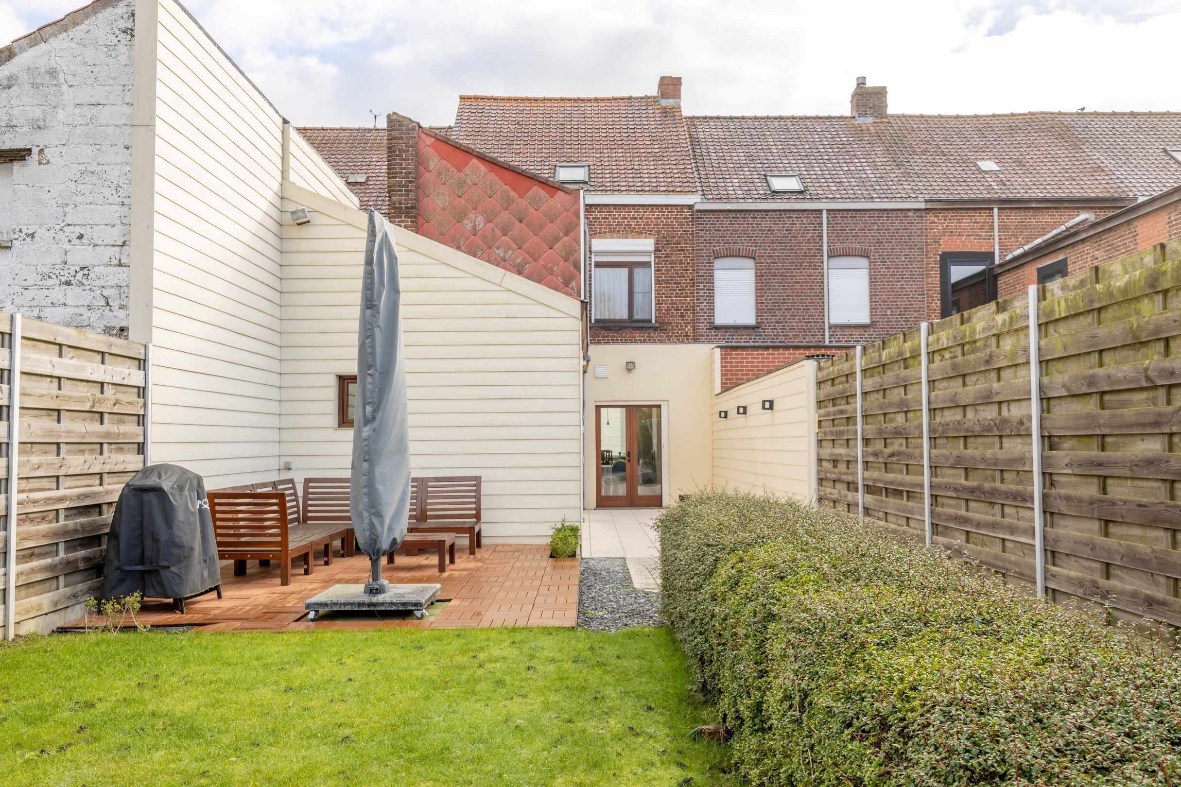 INSTAPKLARE WONING MET GARAGE EN UITWEG foto 11