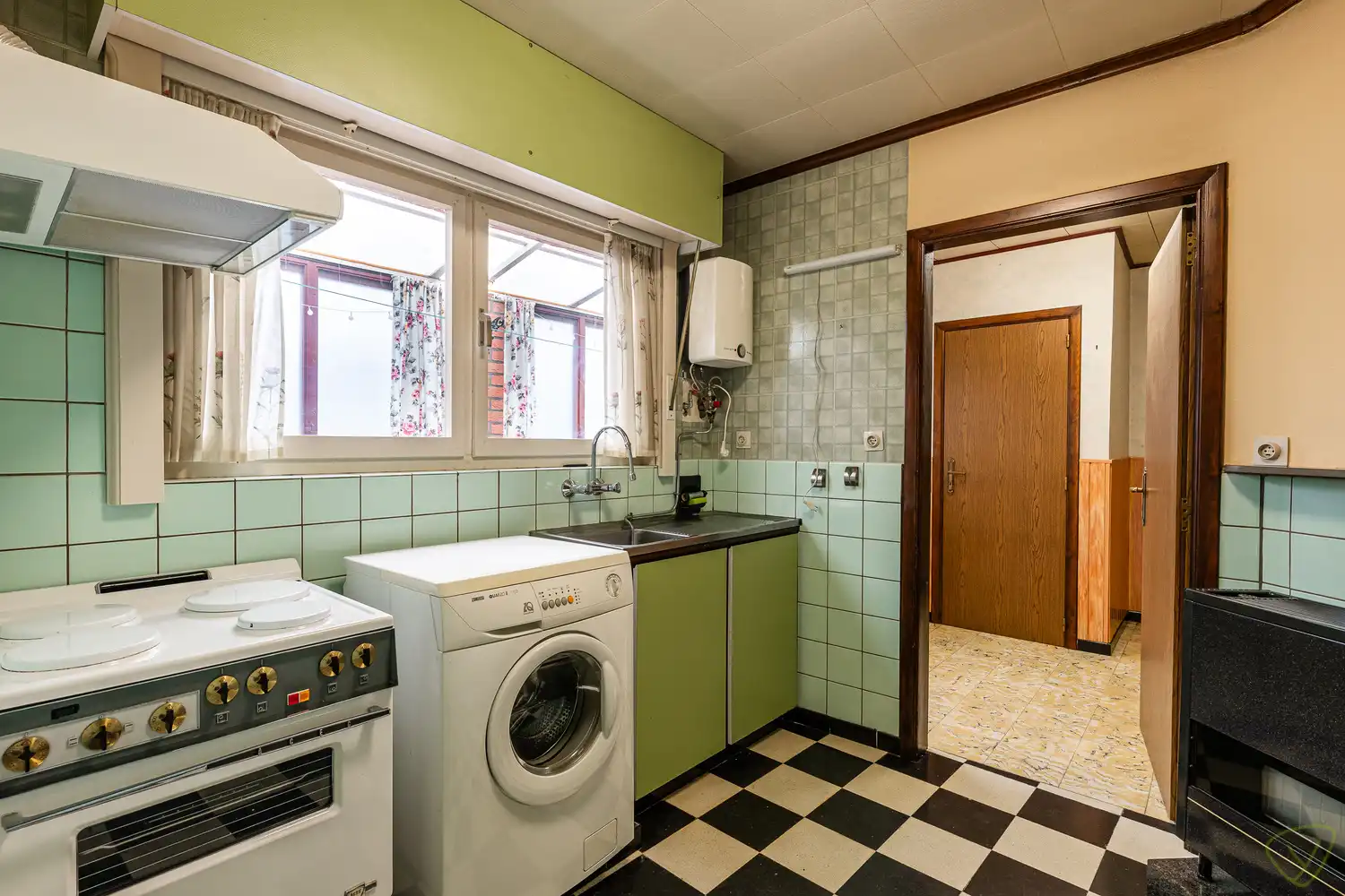 Ruime woning met een gunstige ligging te Eeklo! foto 8