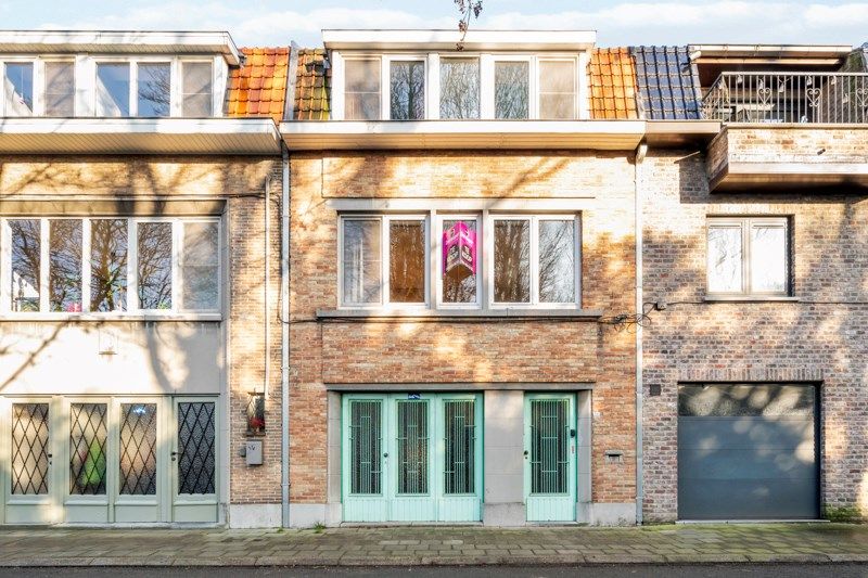 Hoofdfoto van de publicatie: Te koop: ruime te renoveren rijwoning in Sint-Kruis, Brugge