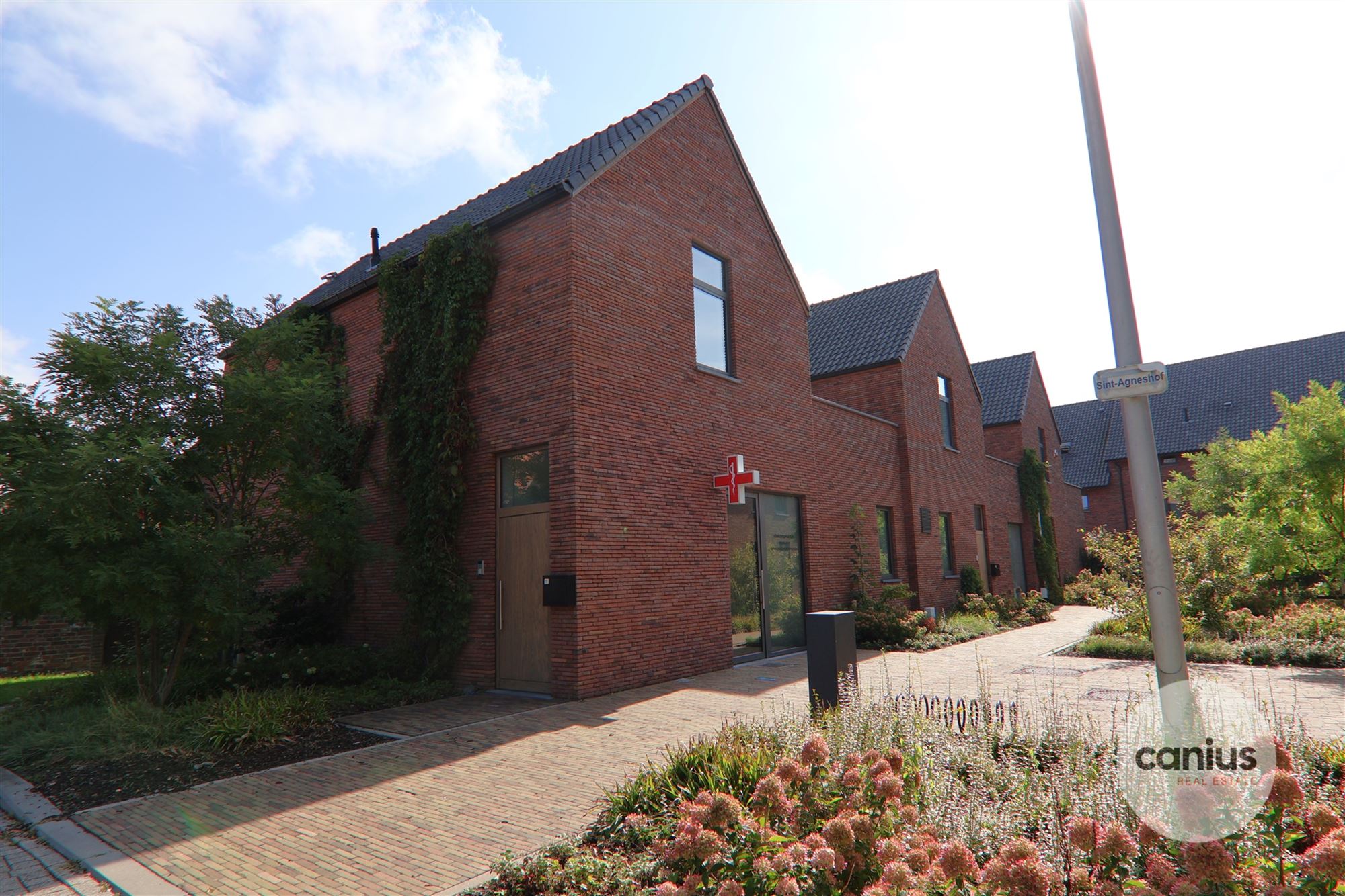 KANTOORGEBOUW MET PRAKTIJKRUIMTES OP TOPLOCATIE foto {{pictureIndex}}