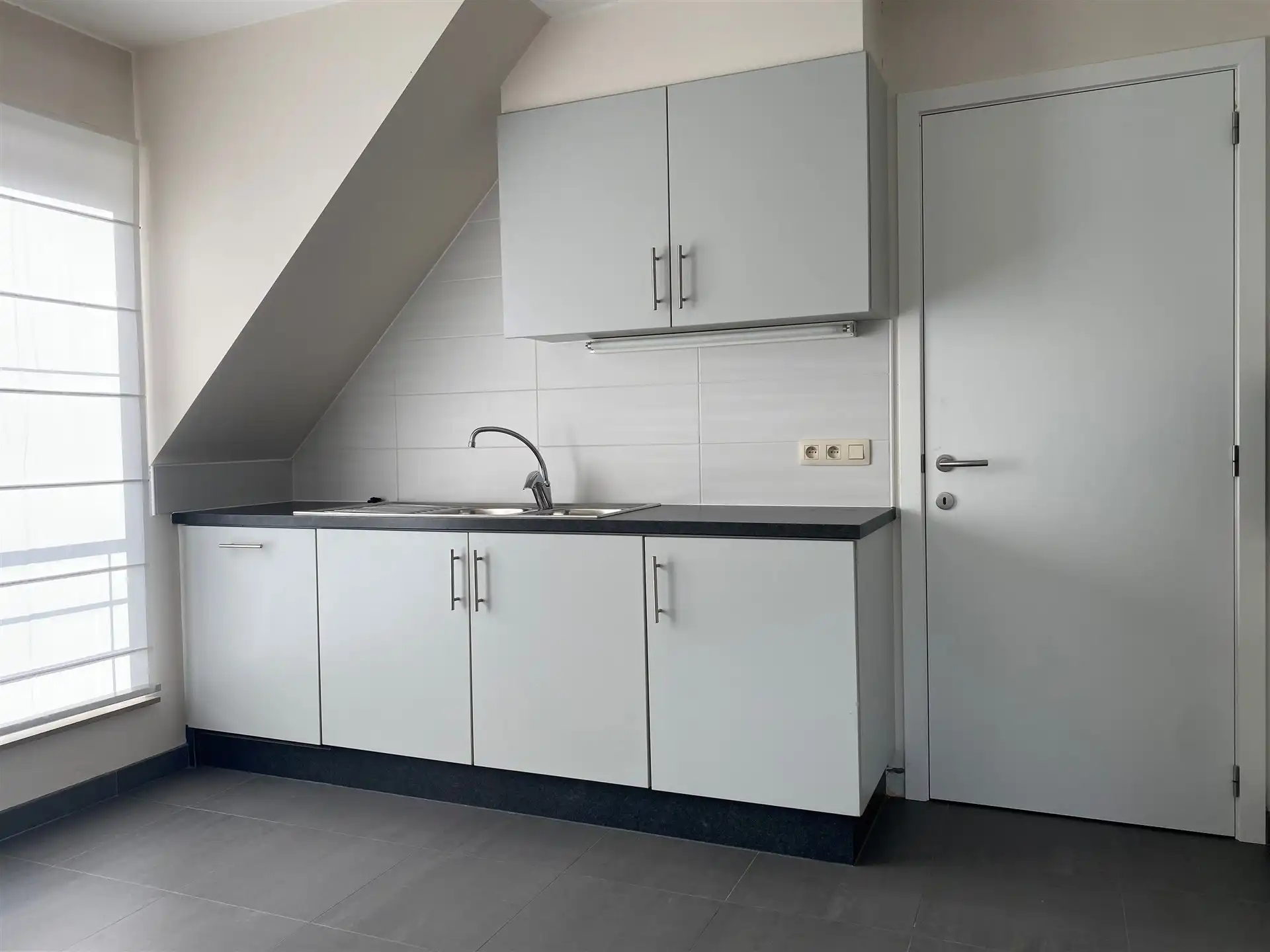 Gunstig gelegen dakappartement met autostaanplaats. foto 6