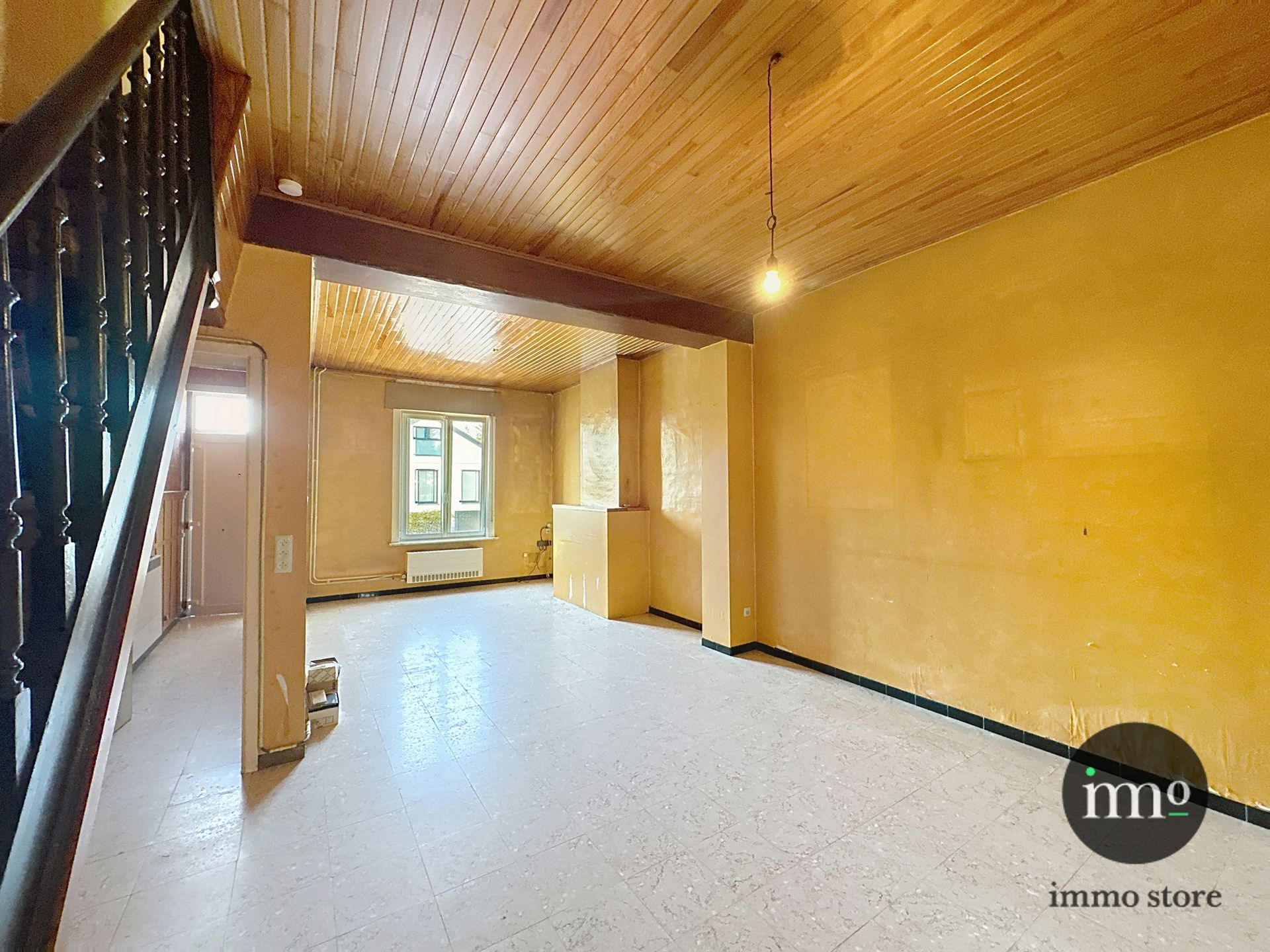 Deels te renoveren 3-gevel met mooie tuin en garage. foto 7