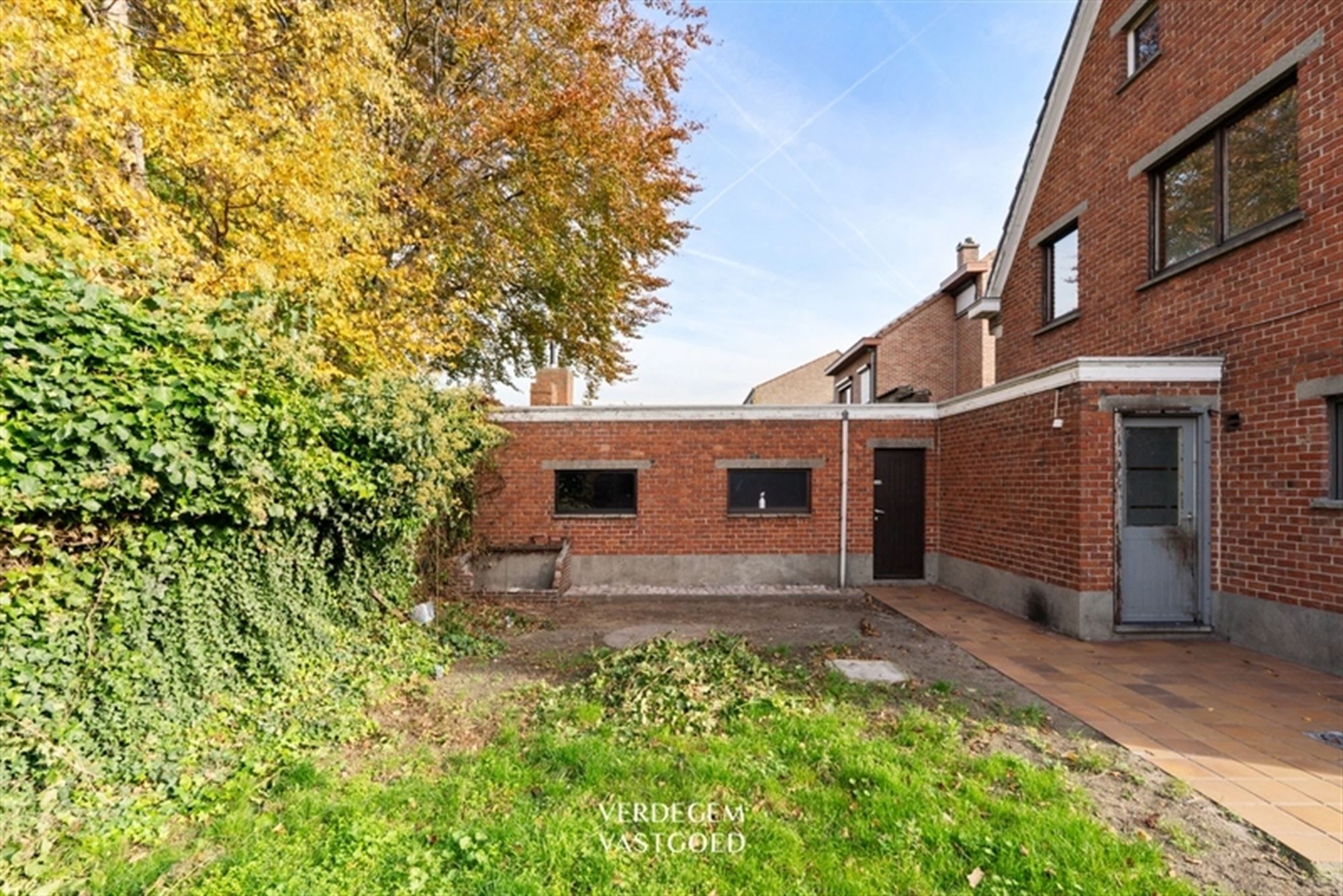 Ruime, op te knappen, woning met 3  slaapkamers, tuin en garage foto 13