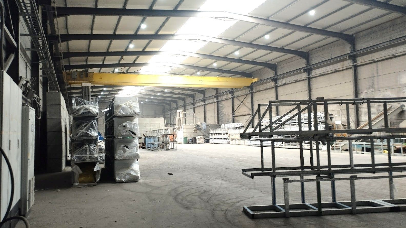 Loods ( 2250m²) met ruime buitenopslag te Sint-Eloois-Vijve foto 6