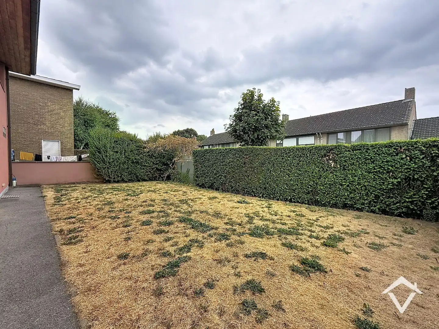 Instapklaar appartement met 2 slaapkamers, 2 terrassen, garage en tuin te Roeselare. foto 31