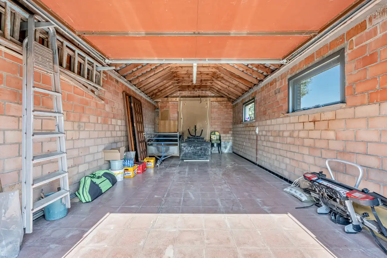 Degelijke te moderniseren open gelijkvloerse woning met inpandige garage én ruime afzonderlijke garage en een grote zonnige tuin in het centrum van Doorslaar! foto 19