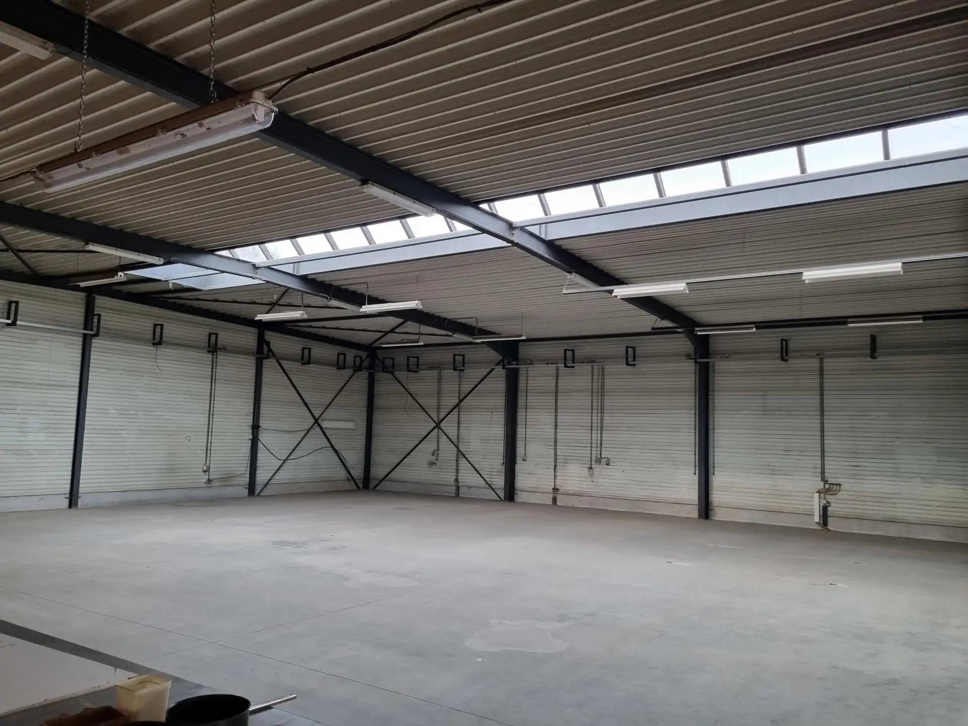 TE HUUR: bedrijfsgebouw van 1200m² met kantoren foto 5