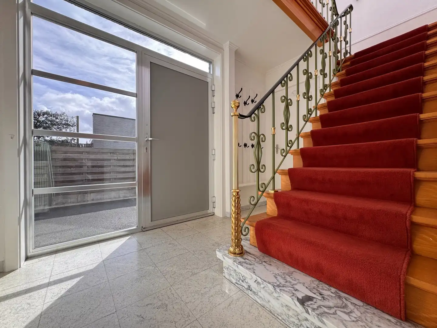 Ruime halfopen woning met 3 slaapkamers foto 2