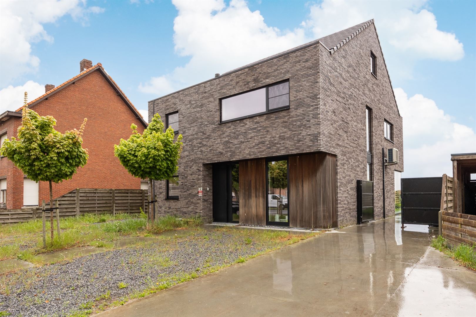Moderne gezinswoning met open zicht foto {{pictureIndex}}