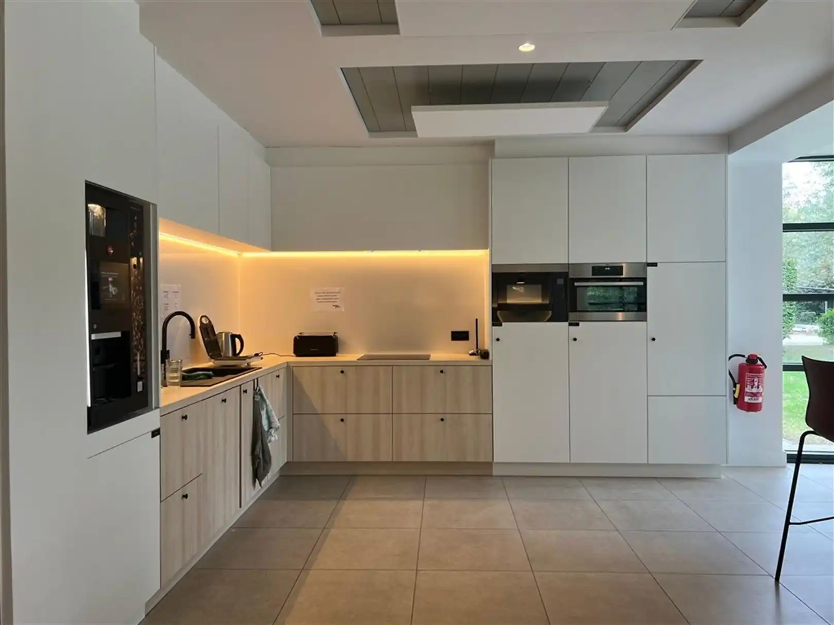 Instapklaar kantoor met gemeenschappelijke keuken en zicht op groen foto 7