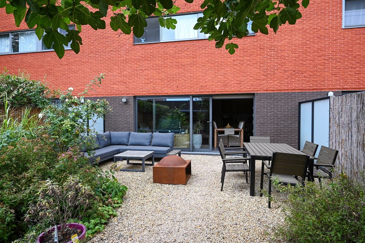 Gelijkvloers met tuin en garage foto {{pictureIndex}}