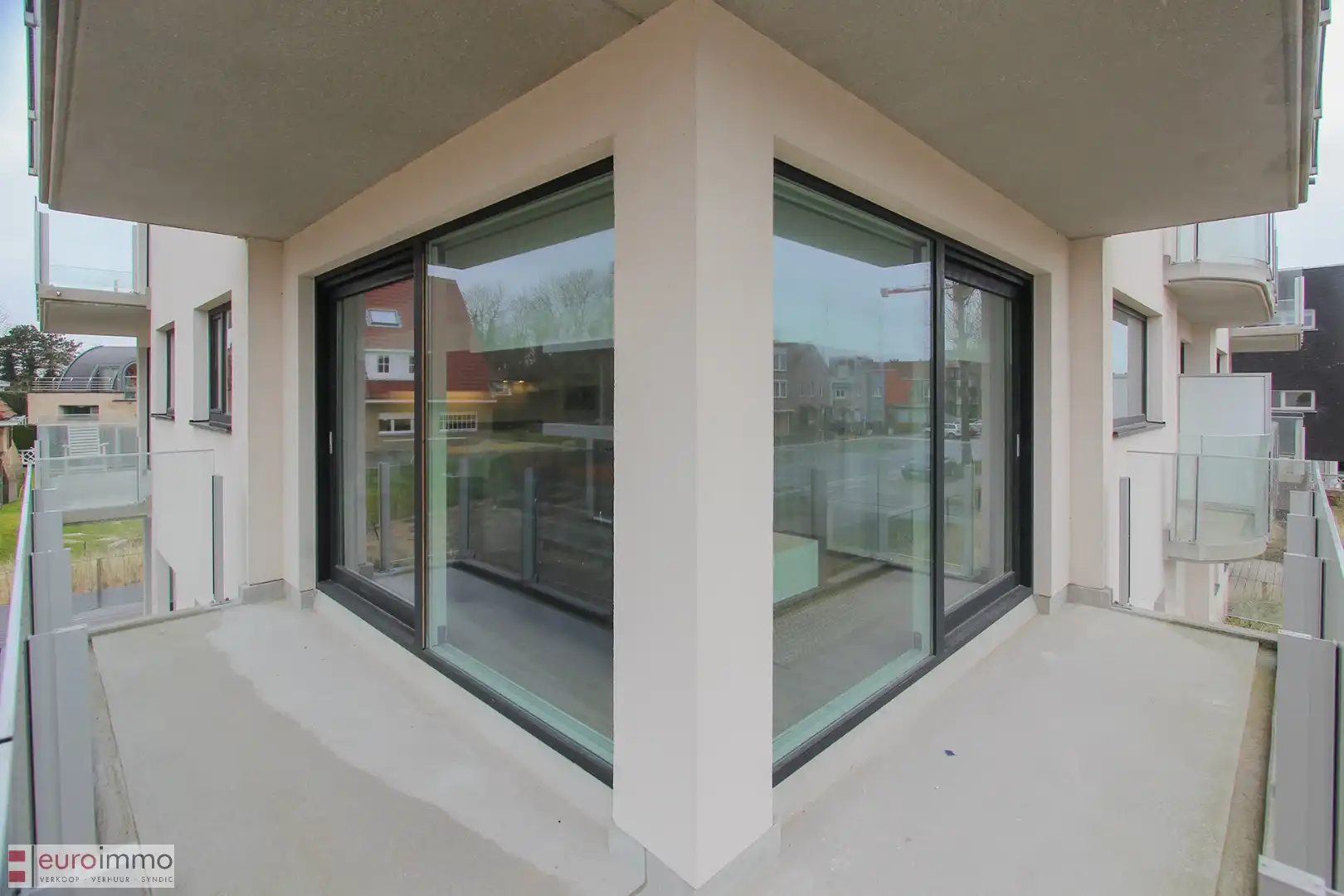 Uitermate knap afgewerkt, zéér recent appartement met 2 ruime slaapkamers in een kleinschalige residentie. foto 6