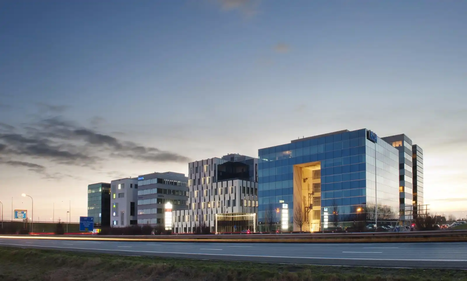 <p><strong><span style="font-size:14px"><span style="font-family:verdana,geneva,sans-serif">Kantoorruimte 266 of 532m2 met grote visibiliteit!</span></span></strong></p> foto {{pictureIndex}}