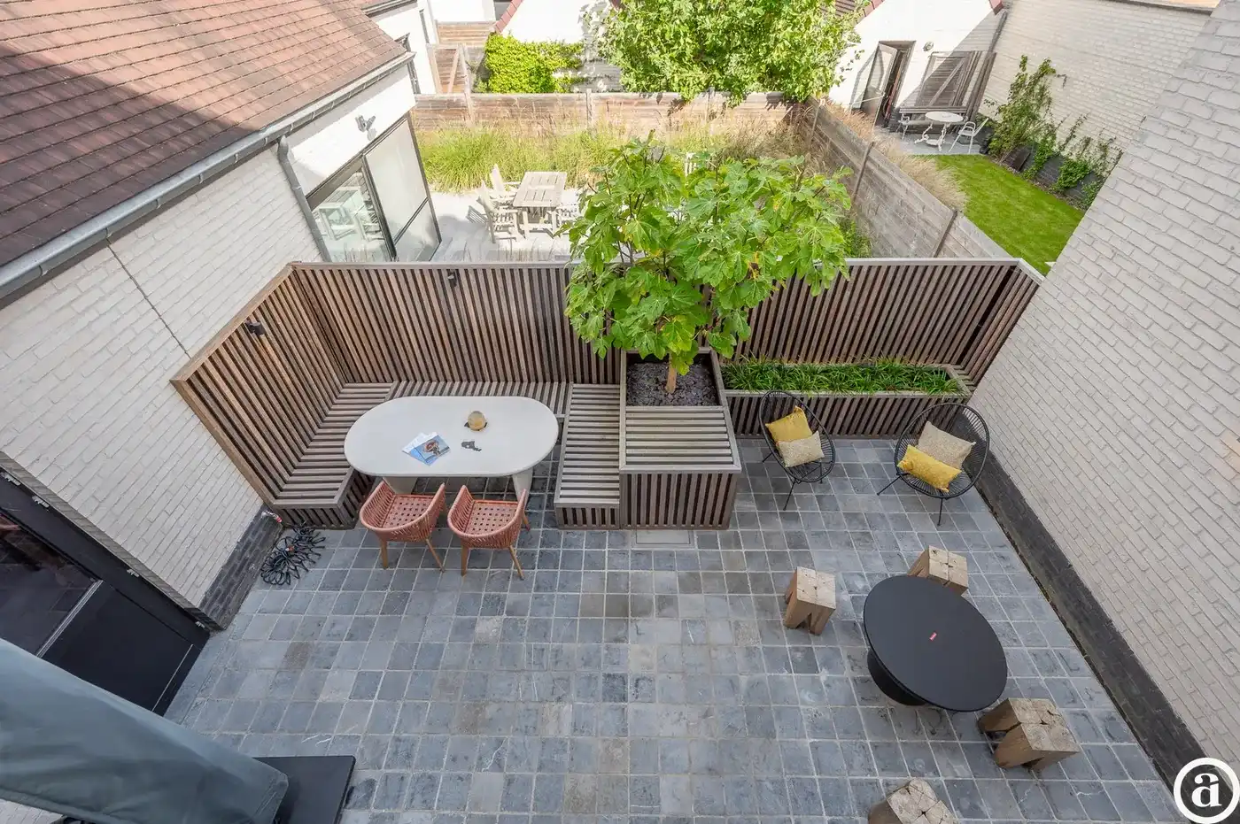 Ruime, recente hoekwoning gelegen vlakbij de groentenmarkt   foto 8