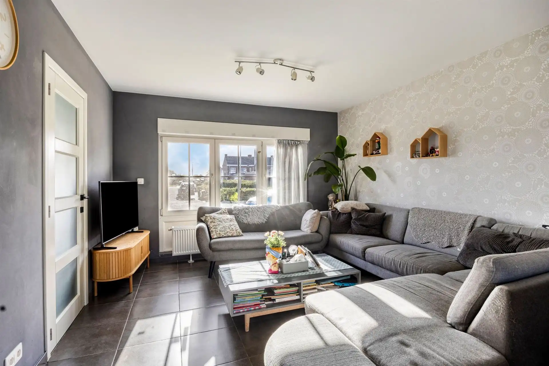 Instapklare woning met 2/3 slpk's in doodlopende straat! foto 2