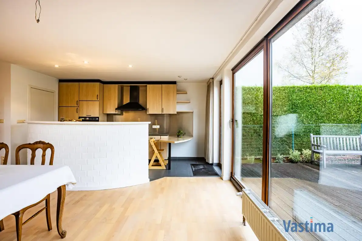 Ruime halfopen gezinswoning met praktijkruimte en tuin foto 5