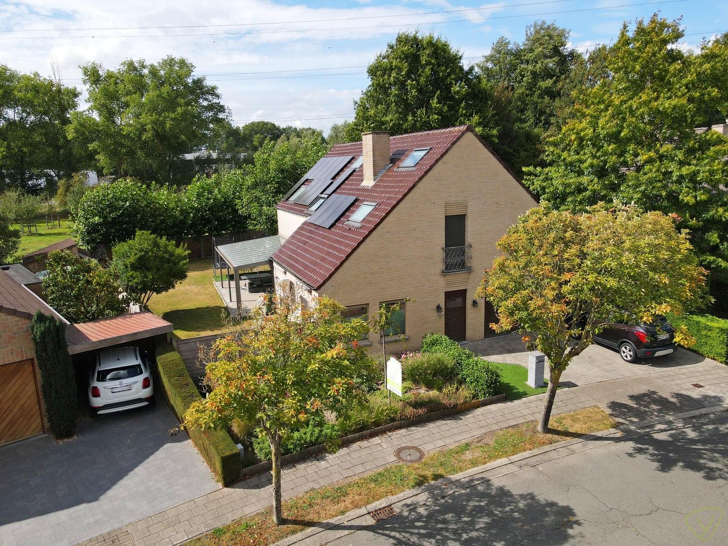 Prachtige open bebouwing met vijf slaapkamers op toplocatie foto {{pictureIndex}}