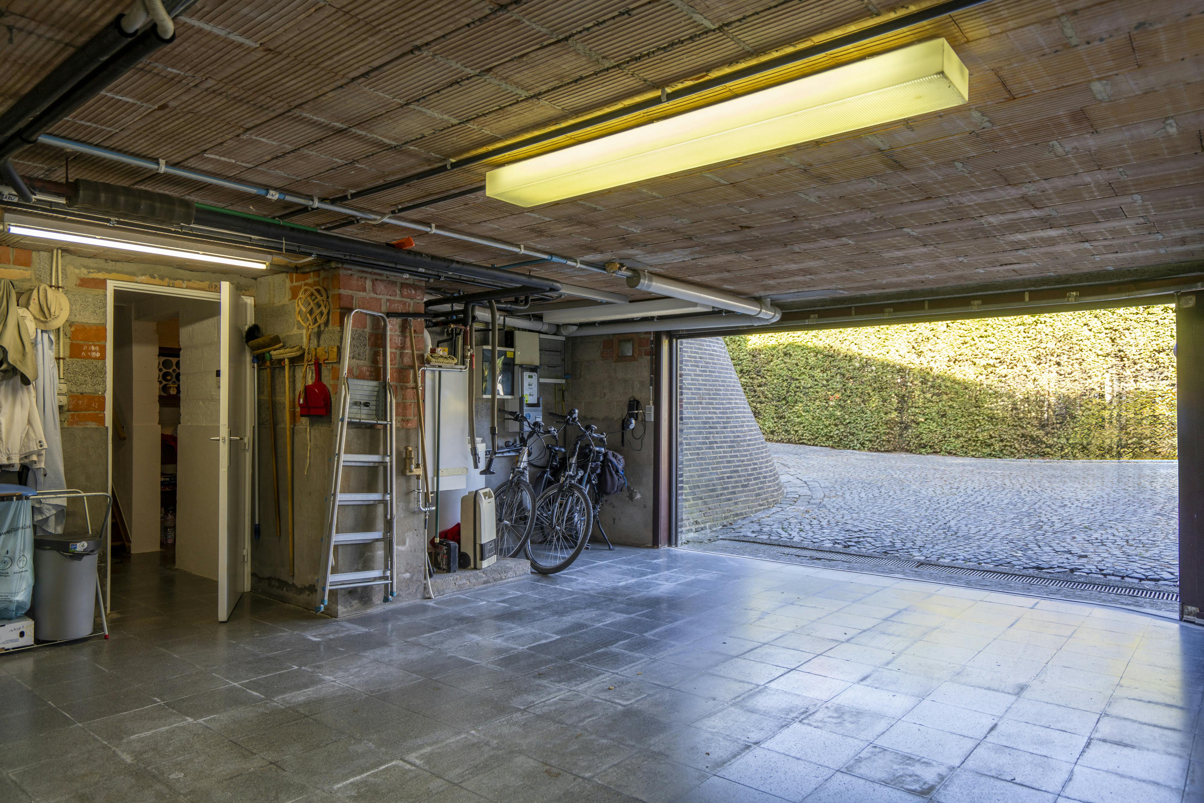 Unieke villa te koop op een rustige ligging in Harelbeke!  foto 24