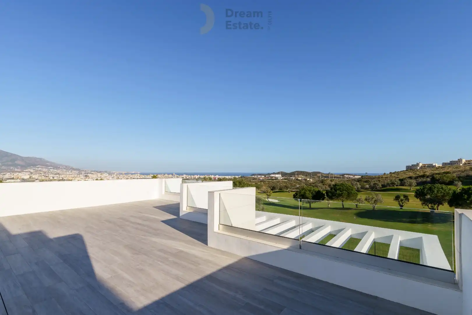 Nieuwbouwwoningen (nog slechts 2) tegenover de golf met zicht naar zee te Mijas. foto 16