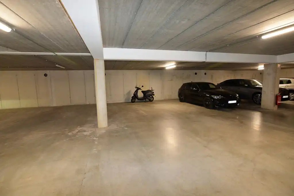 Gelijkvloers appartement met 2 slpk, ruim terras, tuin en 2 autostandplaatsen. foto 27