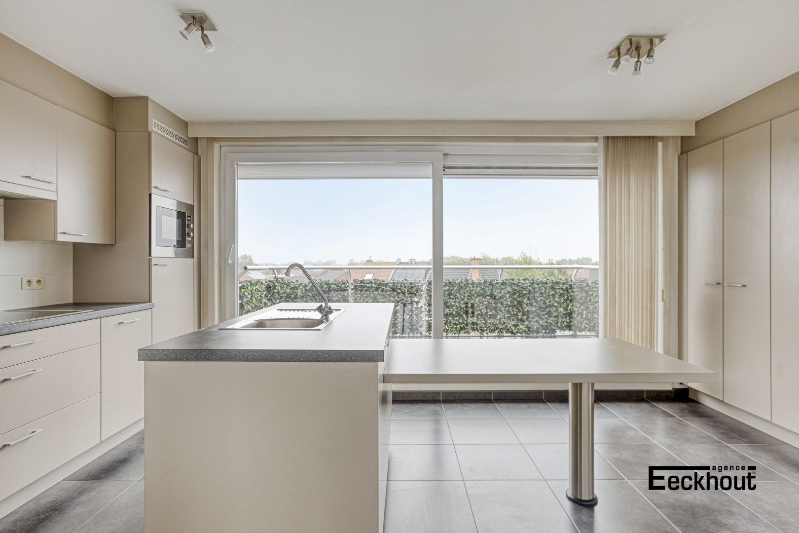 Instapklaar duplexappartement met grote terrassen en mooi open zicht! foto 7